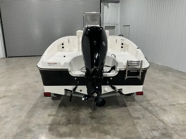 Slide: The Image of Bayliner Trophy T18 2025 - 5