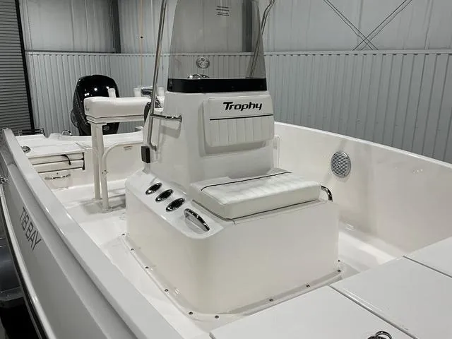 Slide: The Image of Bayliner Trophy T18 2025 - 8