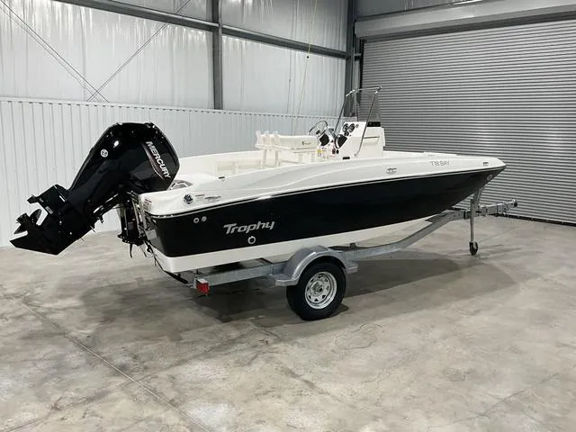 Slide: The Image of Bayliner Trophy T18 2025 - 9