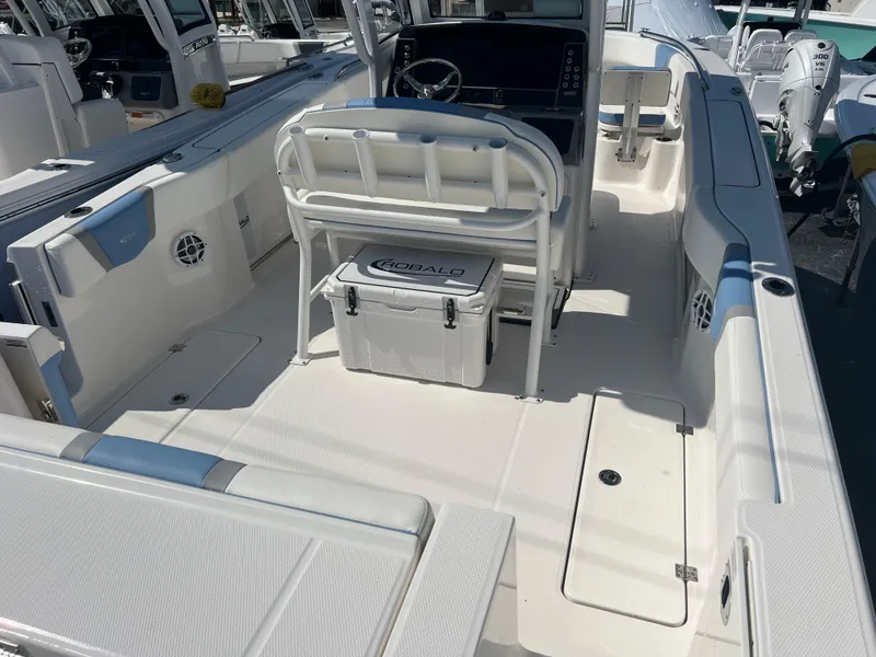 Slide: The Image of Robalo R250 Center Console 2024 - 4