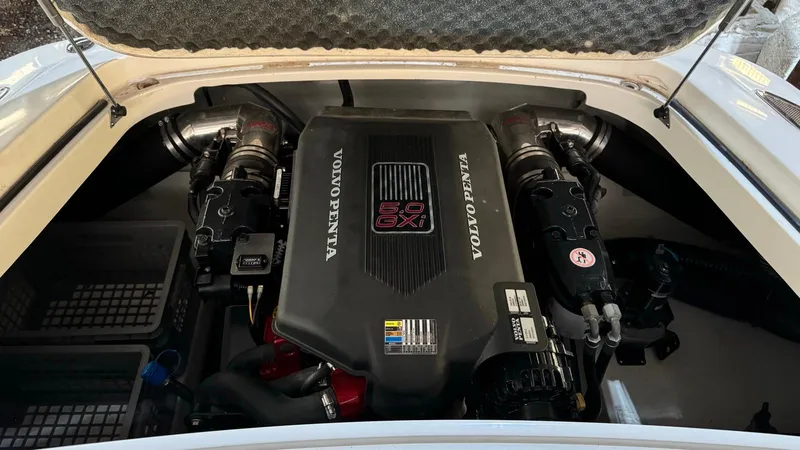 Slide: The Image of 2006 Chris-Craft Speedster engine compartment with Volvo Penta 5.0 GXI engine. - 10
