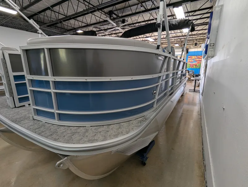 Slide: The Image of 2025 Trifecta 22UL LE T pontoon boat with Yamaha 150 engine, deep discount sign displayed. - 6