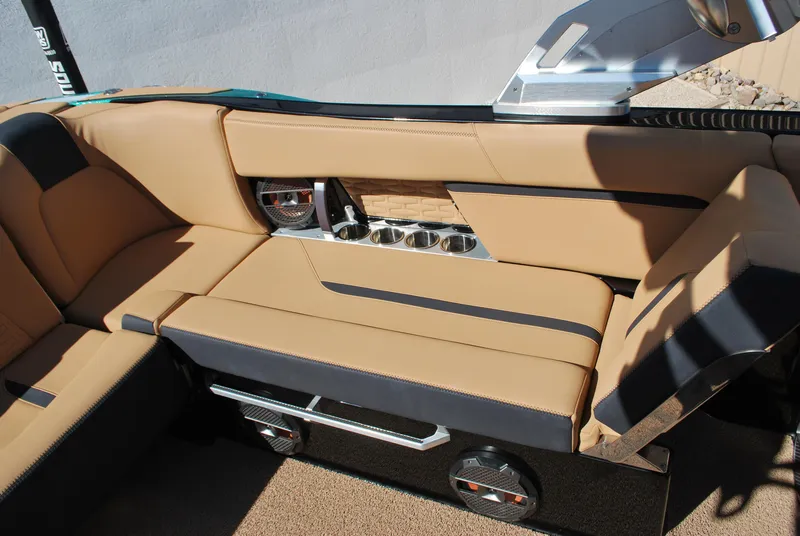 Slide: The Image of MasterCraft X24 2021 - 13