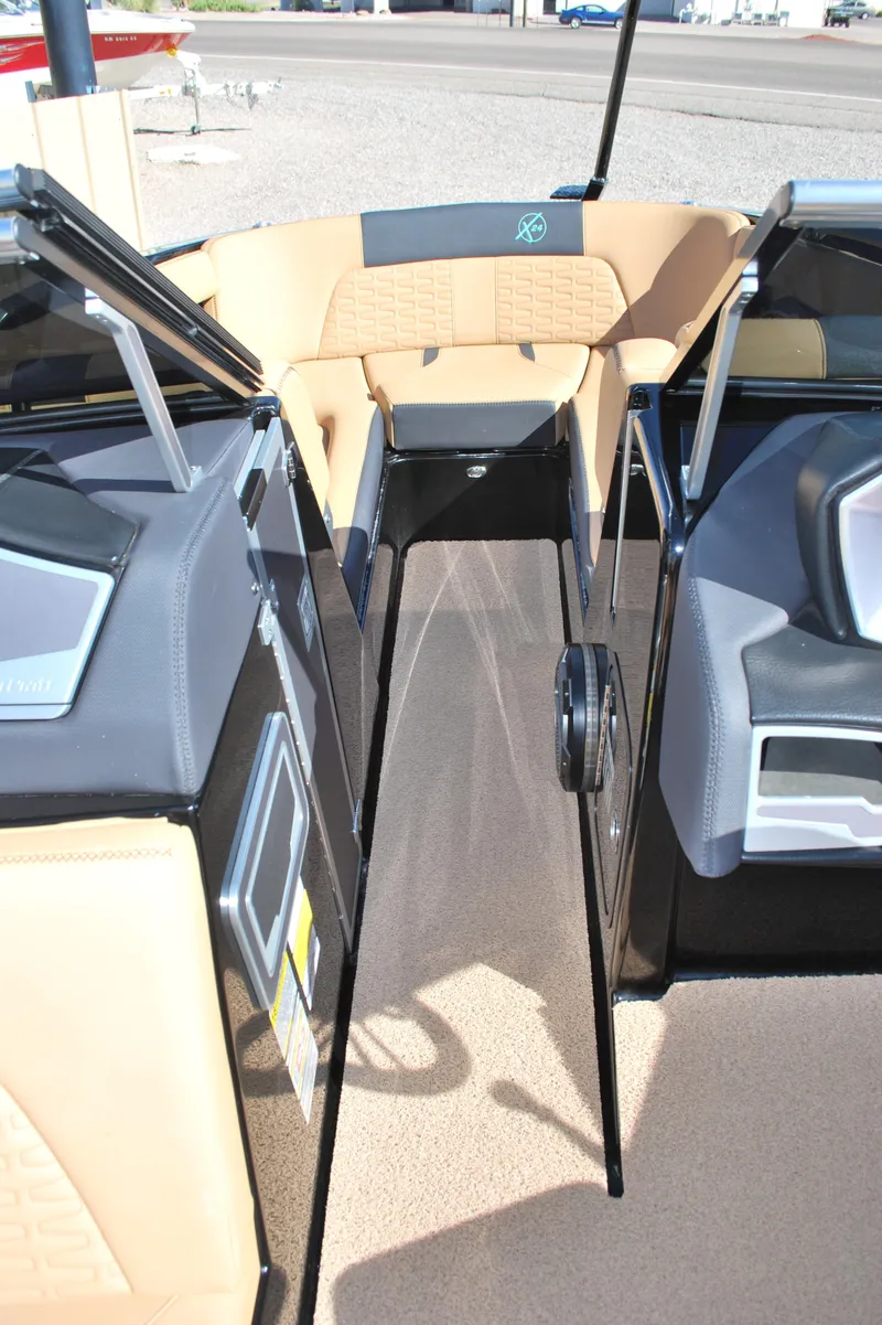 Slide: The Image of MasterCraft X24 2021 - 7