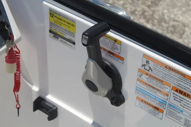 Slide: The Image of Hurricane SunDeck 235 OB 2023 - 19