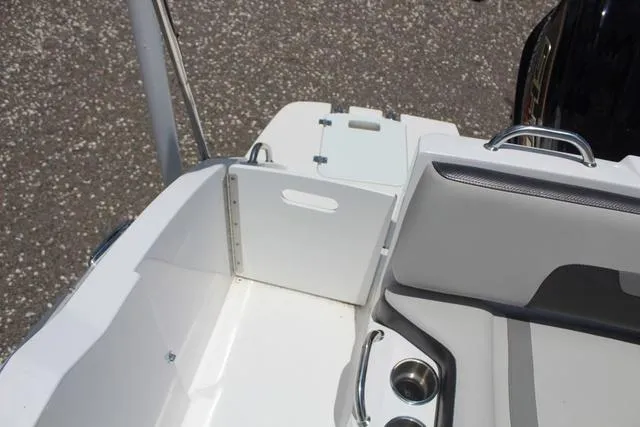 Slide: The Image of Hurricane SunDeck 235 OB 2023 - 26