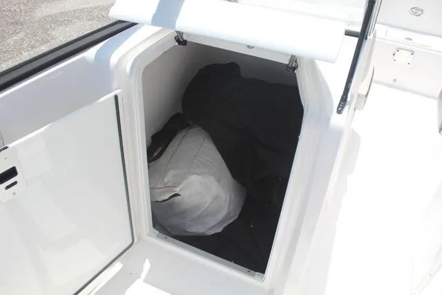 Slide: The Image of Hurricane SunDeck 235 OB 2023 - 29