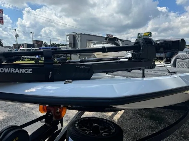 Slide: The Image of Trailer hitch and steps of 2025 iKon VLX21 on asphalt surface. - 9