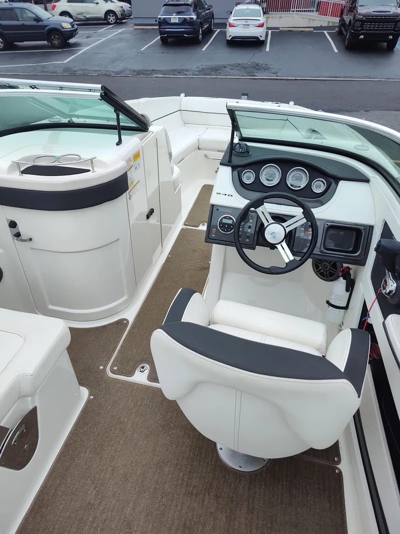 Slide: The Image of Sea Ray 240 Sundeck 2014 - 8