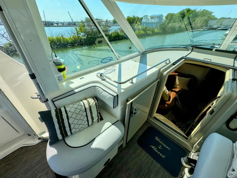 Slide: The Image of Interior of 2005 Sea Ray 390 Motor Yacht with scenic water view. - 24