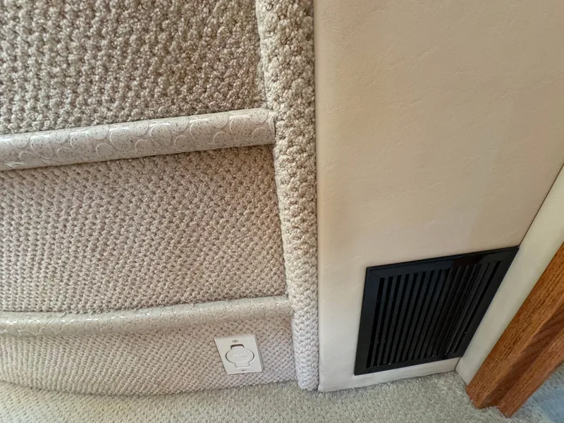 Slide: The Image of Interior detail of 2005 Sea Ray 390 Motor Yacht with carpet and vent. - 47