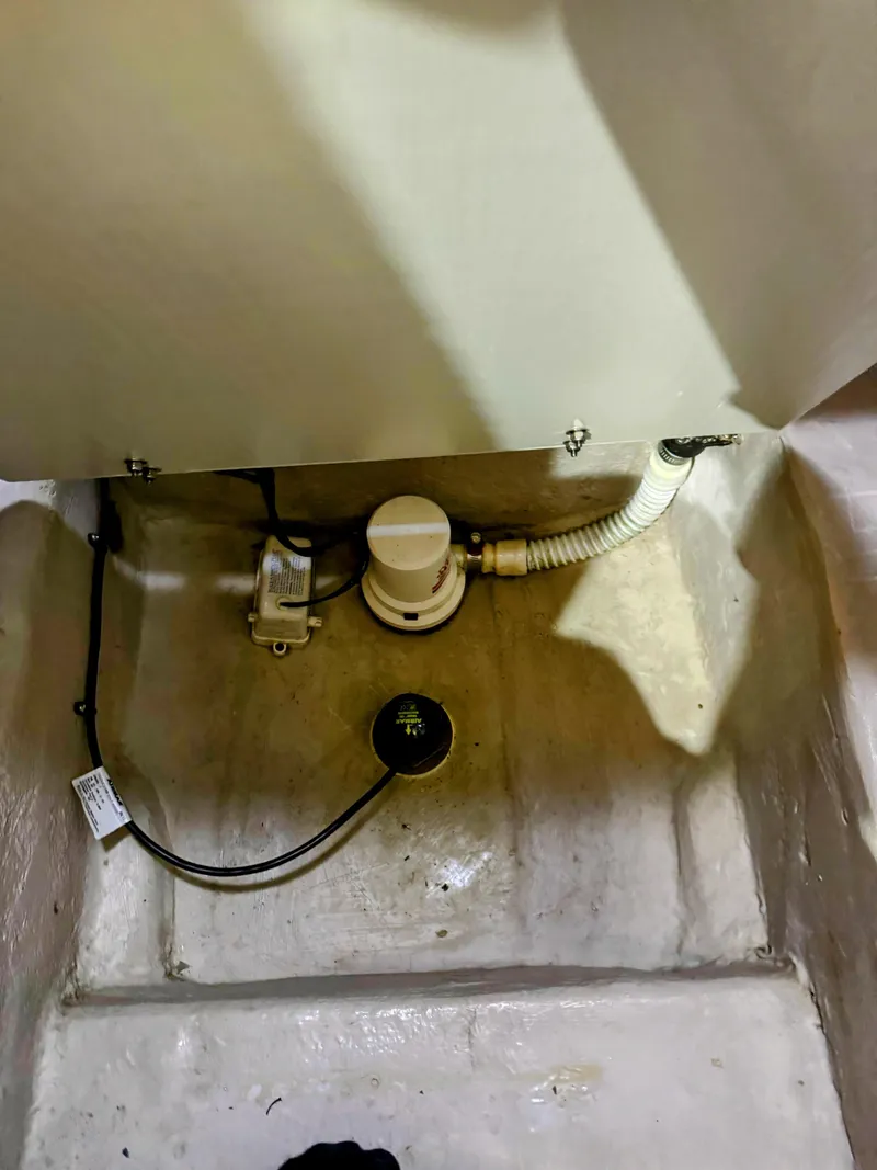 Slide: The Image of Sea Ray 390 Motor Yacht 2005 - 55