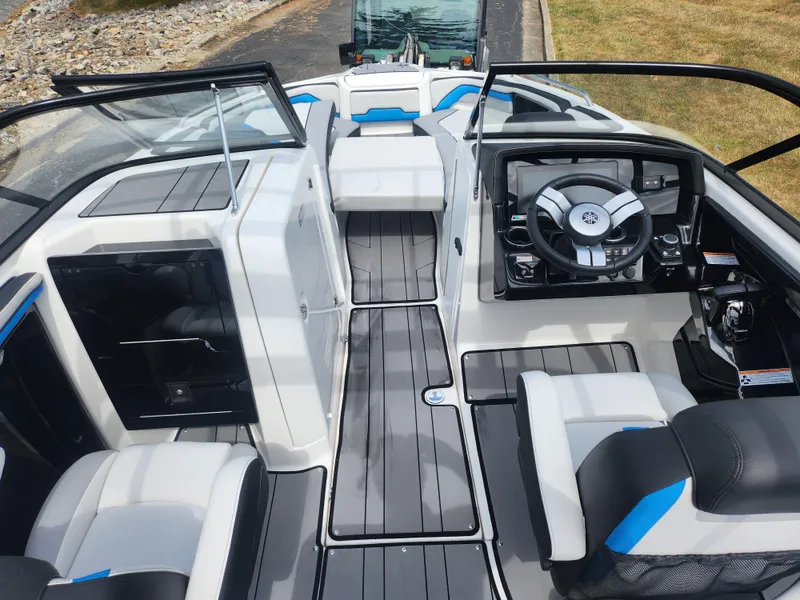 Slide: The Image of Yamaha 242X E-Series 2019 - 11