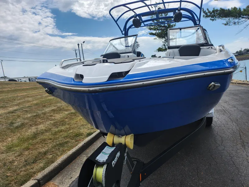 Slide: The Image of Yamaha 242X E-Series 2019 - 6