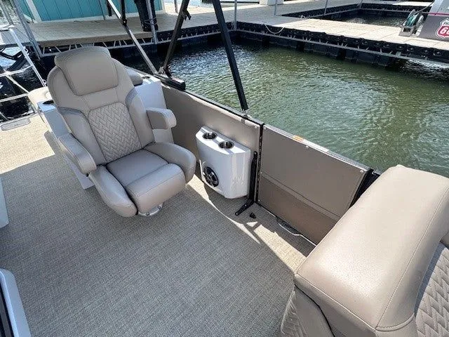 Slide: The Image of Crest Caribbean Platinum 230 SLRC 2024 - 8