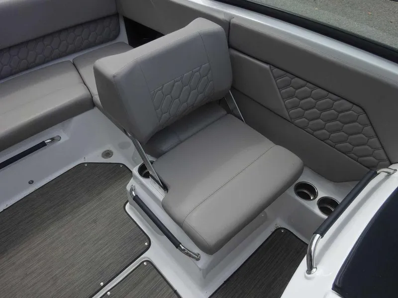 Slide: The Image of Four Winns H1 Sterndrive 2023 - 10