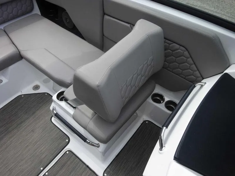 Slide: The Image of Four Winns H1 Sterndrive 2023 - 12