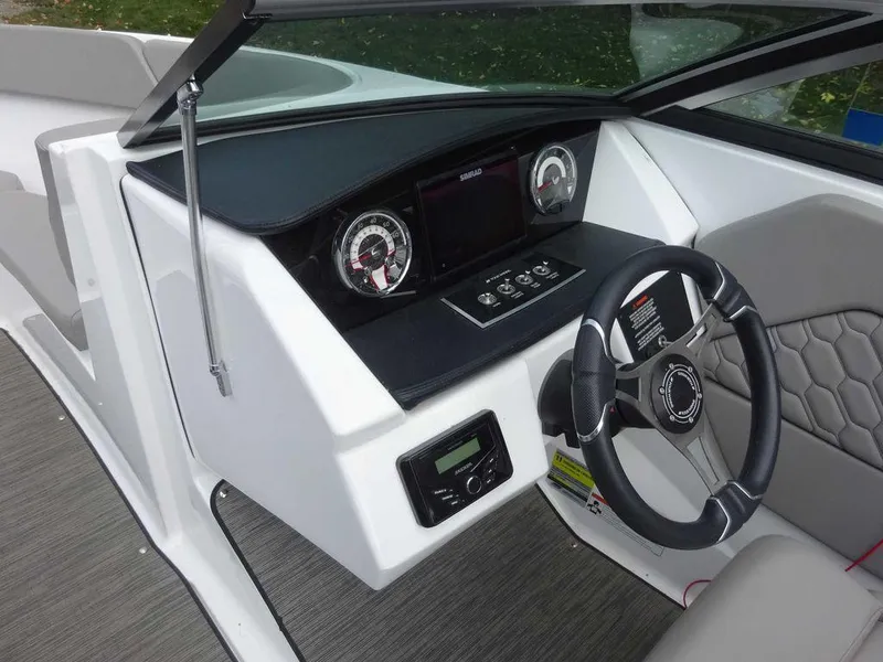 Slide: The Image of Four Winns H1 Sterndrive 2023 - 14