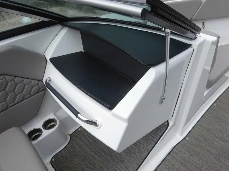 Slide: The Image of Four Winns H1 Sterndrive 2023 - 16