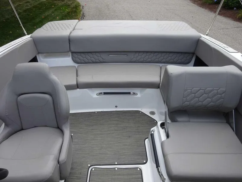 Slide: The Image of Four Winns H1 Sterndrive 2023 - 18