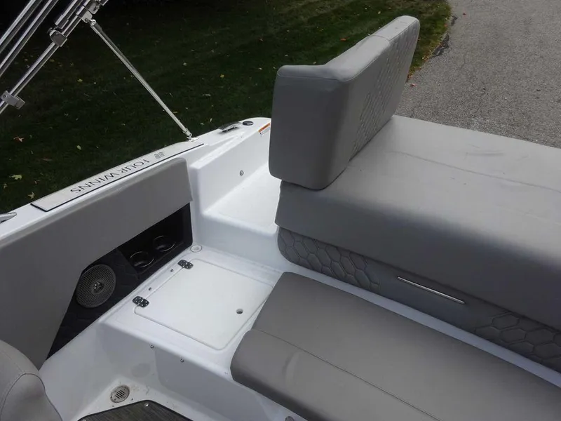 Slide: The Image of Four Winns H1 Sterndrive 2023 - 19