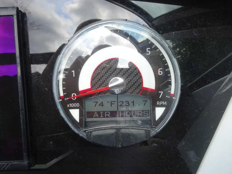 Slide: The Image of Four Winns H1 Sterndrive 2023 - 22