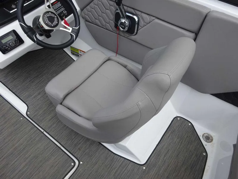 Slide: The Image of Four Winns H1 Sterndrive 2023 - 6