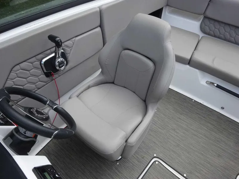 Slide: The Image of Four Winns H1 Sterndrive 2023 - 7