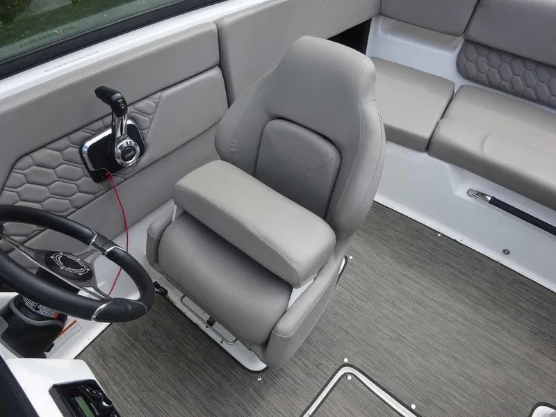 Slide: The Image of Four Winns H1 Sterndrive 2023 - 8