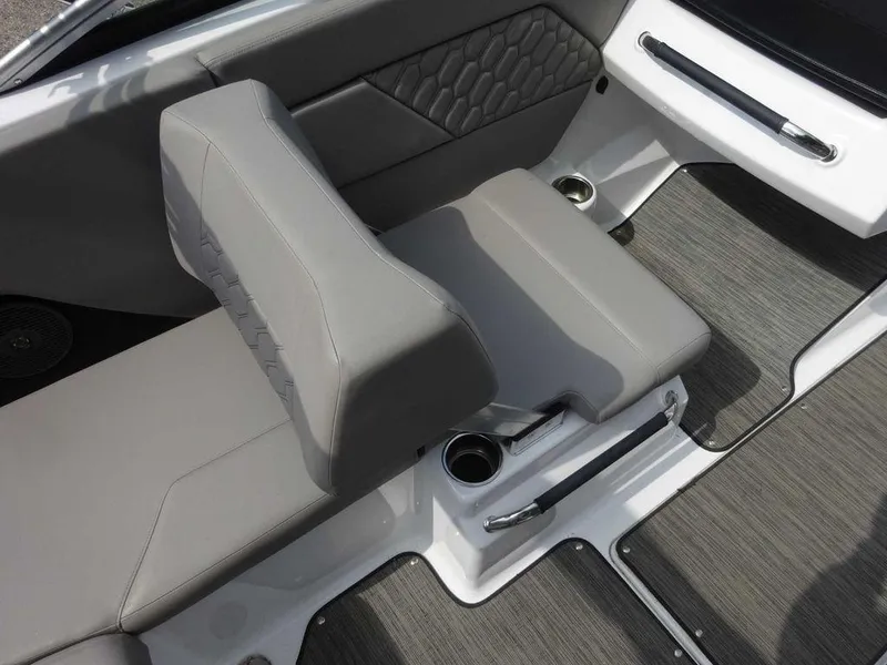 Slide: The Image of Four Winns H1 Sterndrive 2023 - 9