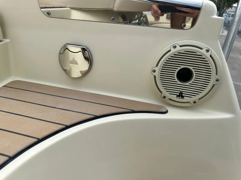 Slide: The Image of Chris-Craft Launch 31 GT 2025 - 11