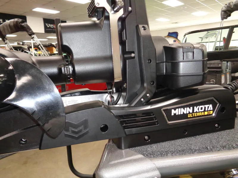 Slide: The Image of Minn Kota Ulterra motor on 2025 Lund 1875 Pro-V Sport boat. - 22