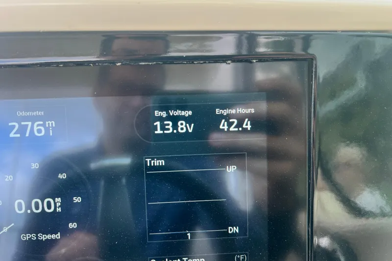 Slide: The Image of Dashboard of 2024 Chris-Craft Calypso 24 showing 276 miles, 13.8V, 42.4 engine hours. - 15