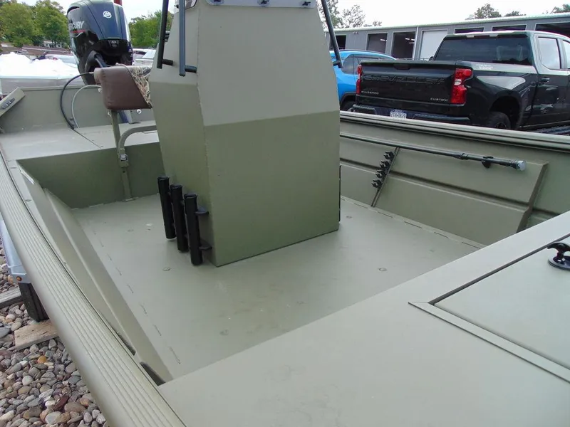 Slide: The Image of Crestliner 1860 Retriever Tunnel 2025 - 8