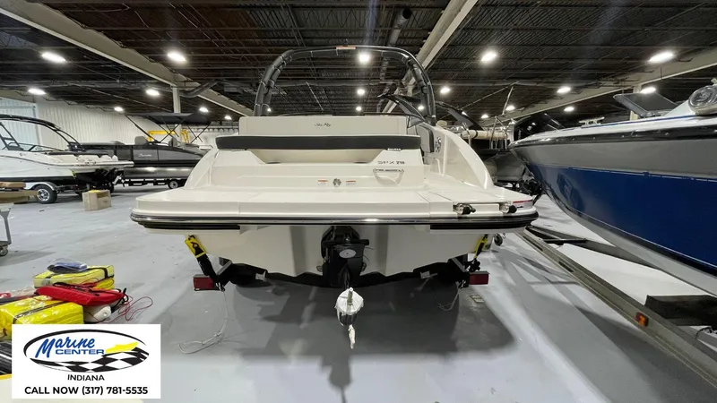 Slide: The Image of Sea Ray SPX 210 2024 - 17