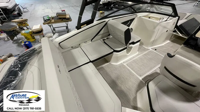 Slide: The Image of Sea Ray SPX 210 2024 - 9