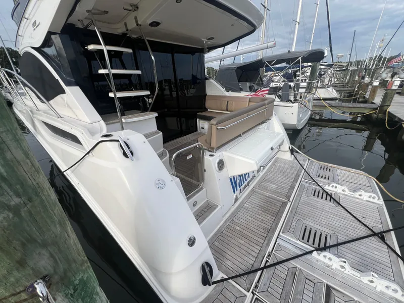 Slide: The Image of Sea Ray Fly 400 2017 - 12