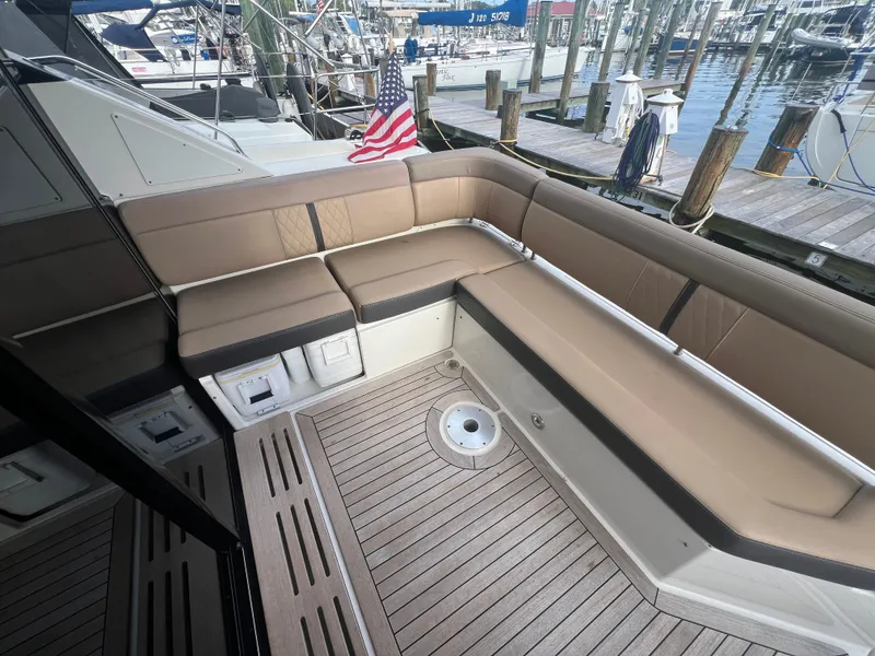 Slide: The Image of Sea Ray Fly 400 2017 - 16