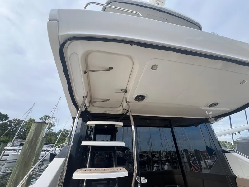 Slide: The Image of Sea Ray Fly 400 2017 - 21