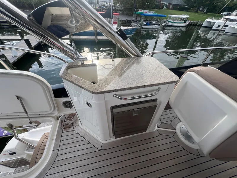 Slide: The Image of Sea Ray Fly 400 2017 - 25