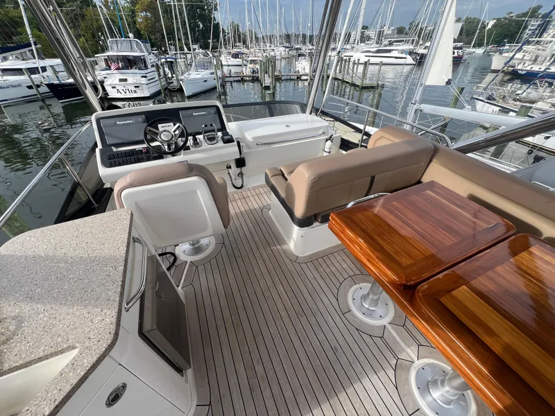 Slide: The Image of Sea Ray Fly 400 2017 - 32