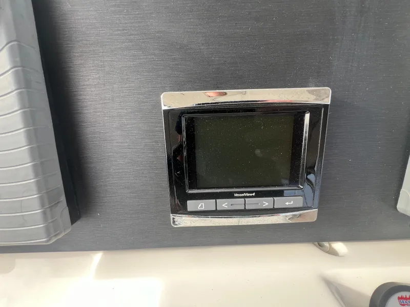 Slide: The Image of Sea Ray Fly 400 2017 - 40