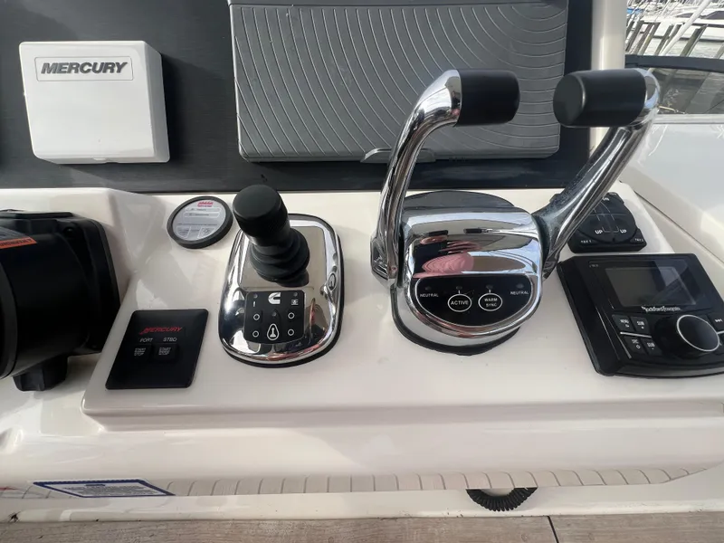 Slide: The Image of Sea Ray Fly 400 2017 - 41