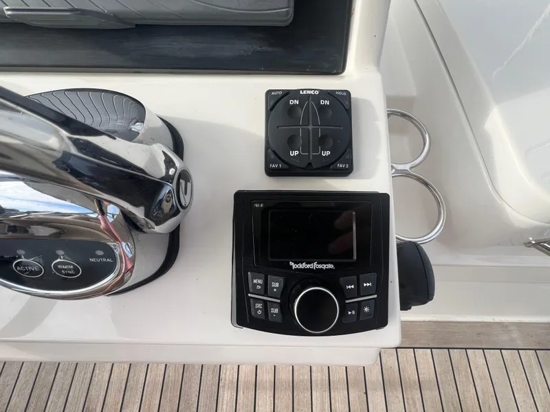 Slide: The Image of Sea Ray Fly 400 2017 - 42