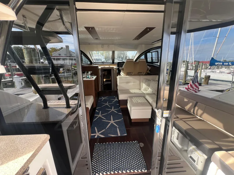 Slide: The Image of Sea Ray Fly 400 2017 - 48