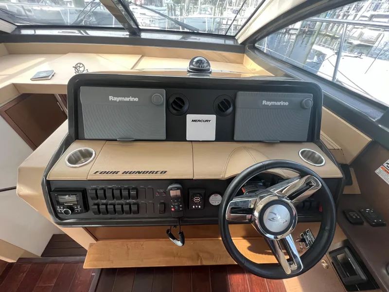 Slide: The Image of Sea Ray Fly 400 2017 - 58