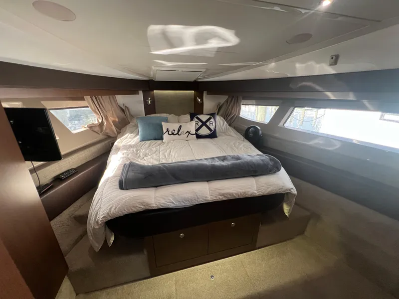 Slide: The Image of Sea Ray Fly 400 2017 - 69