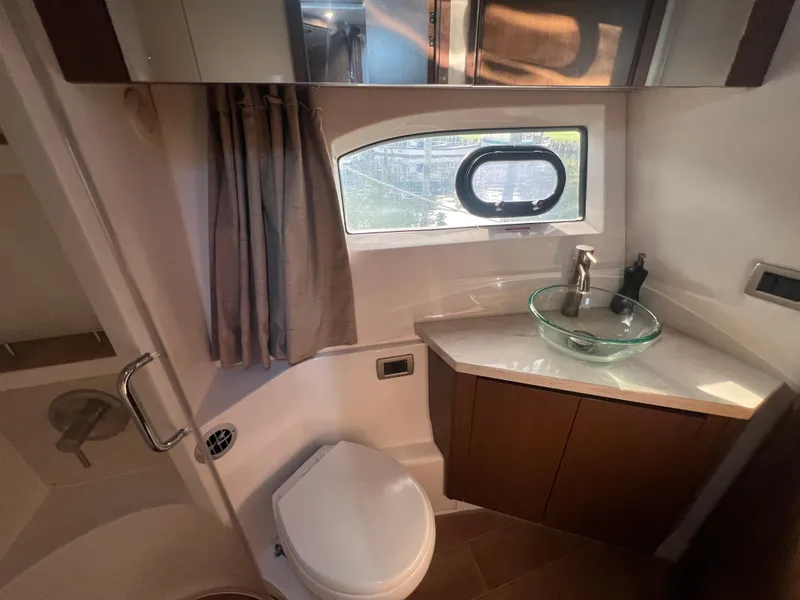 Slide: The Image of Sea Ray Fly 400 2017 - 75