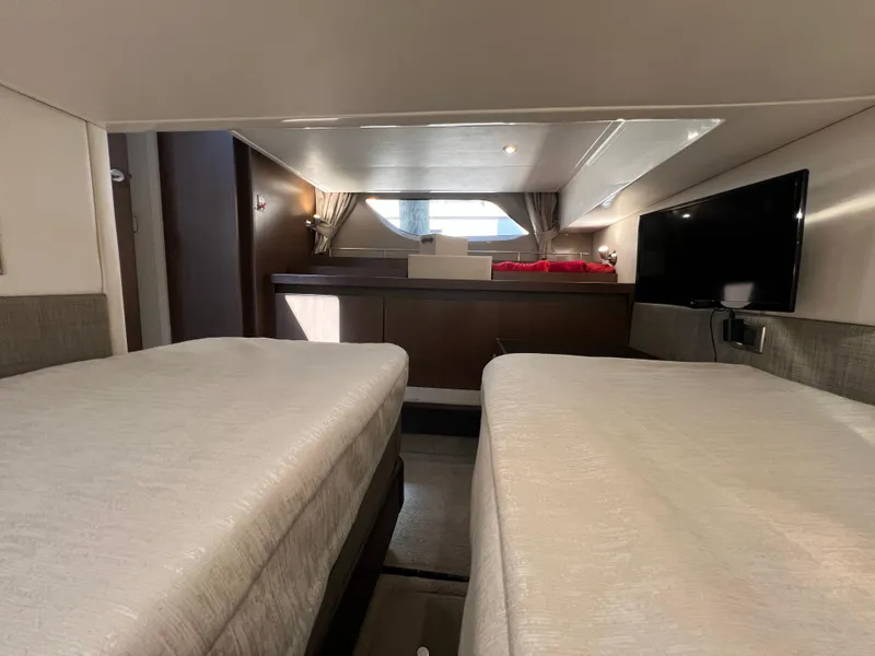 Slide: The Image of Sea Ray Fly 400 2017 - 81