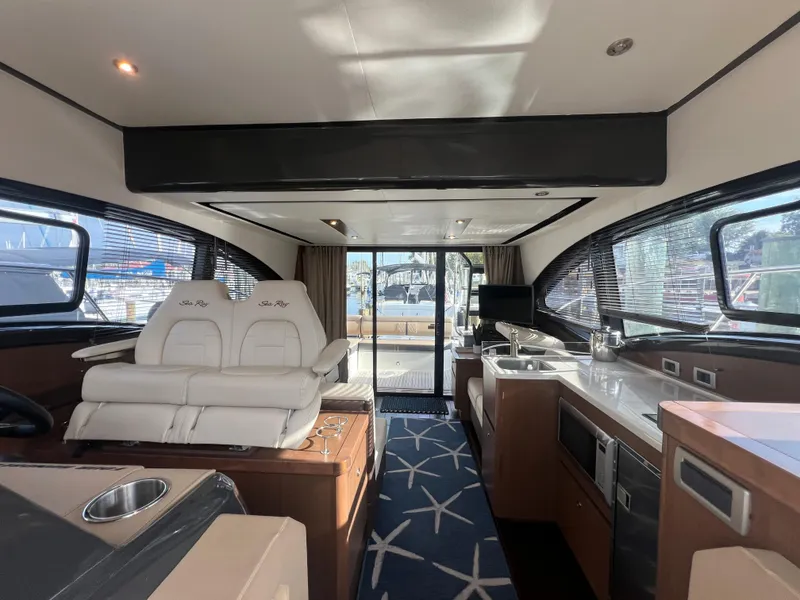 Slide: The Image of Sea Ray Fly 400 2017 - 82